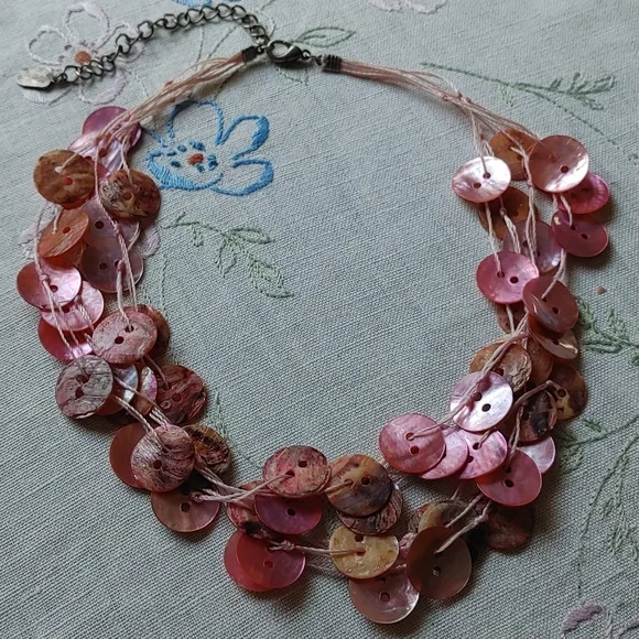 ♦️3 for $15 Pink button shell necklace - Picture 9 of 9